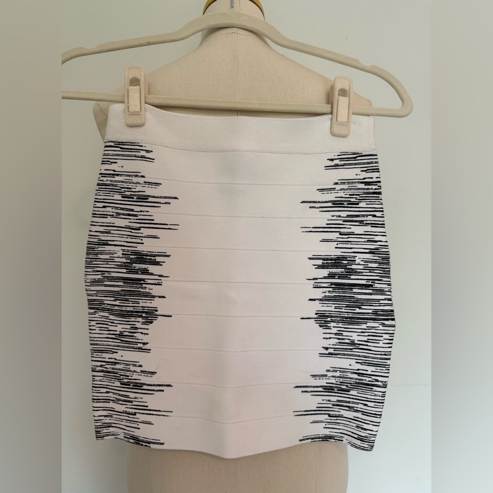 ✨ Guess Black & White Textured Bodycon Mini Skirt – NWT Size Small